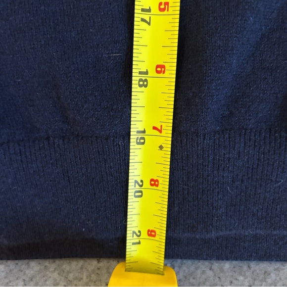 QUINCE Mongolian Cashmere Crewneck Sweater in True Navy (M) - Picture 7 of 8